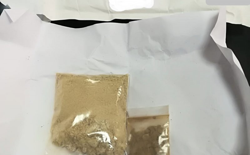 Tânăr din Cluj, arestat pentru trafic de droguri. Primea heroină şi MDMA prin curier