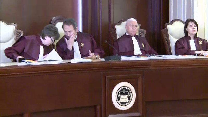 Superimunitate: Judecătorii CCR nu pot fi reţinuţi, arestaţi, percheziţionaţi, trimişi în judecată fără încuviinţarea plenului Curţii