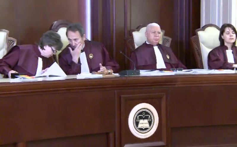 Superimunitate: Judecătorii CCR nu pot fi reţinuţi, arestaţi, percheziţionaţi, trimişi în judecată fără încuviinţarea plenului Curţii