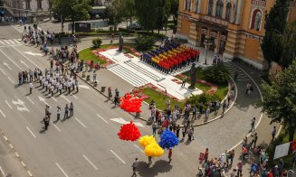 Elicoptere militare şi MIG 21 Lancer survolează Clujul