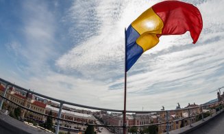 Elicoptere militare şi MIG 21 Lancer survolează Clujul