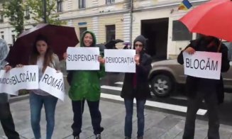 Protest pe ploaie la Cluj! Au blocat o stradă aglomerată din centrul oraşului: "Suspendaţi democraţia? Blocăm România!"