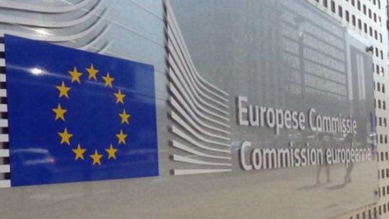 Comisia Europeană, îngrijorată de modificările la codurile penale din România