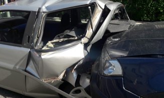 Accident stupid pe Avram Iancu. Un șofer a spulberat o mașină pe o stradă pustie