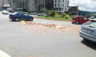 Cărămizi răsturnate în sensul giratoriu din Zorilor. Circulaţie îngreunată