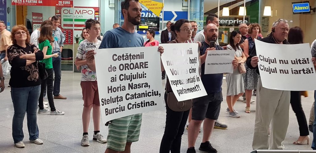 Deputați clujeni, așteptați la aeroport. ”Imaginea cu cei trei înghesuiți lângă un WC nu o voi uita repede”