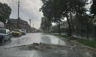 Abia a început ploaia şi  mai multe străzi din Cluj sunt deja inundate