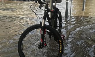 Abia a început ploaia şi  mai multe străzi din Cluj sunt deja inundate