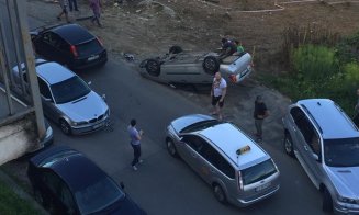 S-a răsturnat cu maşina pe o stradă din Cluj. Ar fi fost "ocupată" cu telefonul