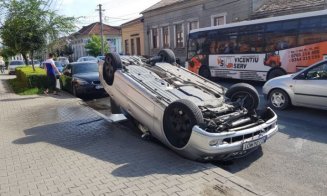 Maşină cu roţile în sus în centrul Dejului. Accidentul, surprins de camere de supraveghere ale unui magazin