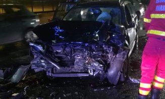 Accident la ieşirea din Cluj. Un BMW "a zburat" peste un parapet, o roată s-a desprins cu totul
