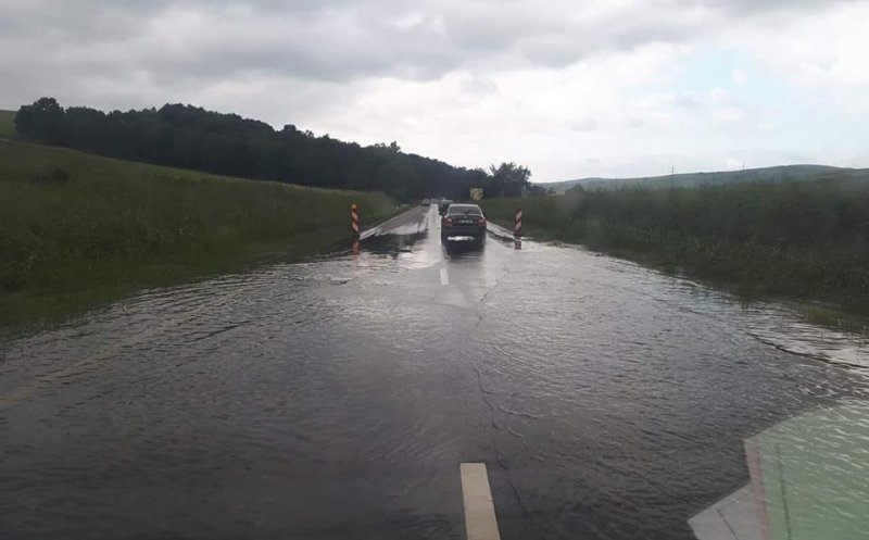 Antenţie, şoferi! Circulaţi cu prudenţă în zona Stejeriş, drumul fiind încă acoperit de apă