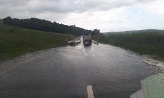Antenţie, şoferi! Circulaţi cu prudenţă în zona Stejeriş, drumul fiind încă acoperit de apă