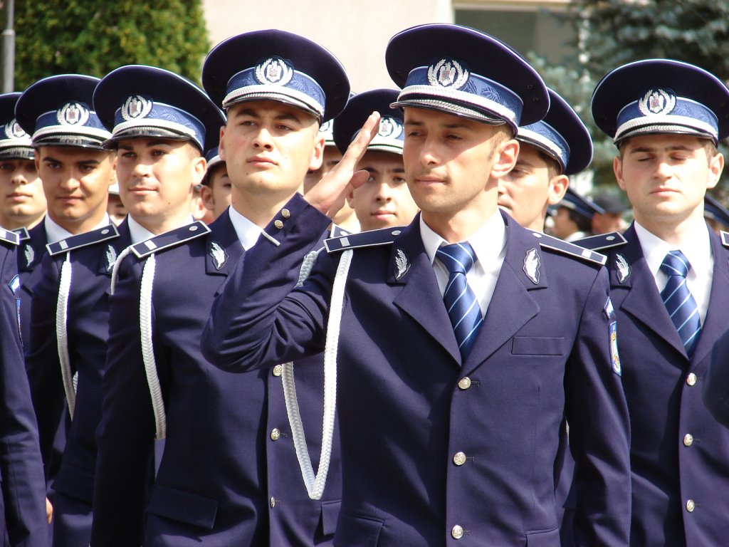 148 de elevi au absolvit Şcoala de Agenţi de Poliţie din Cluj. O treime sunt fete