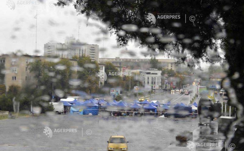 Cod galben de ploi torenţiale şi intensificări ale vântului până marţi noaptea, în aproape toată ţara