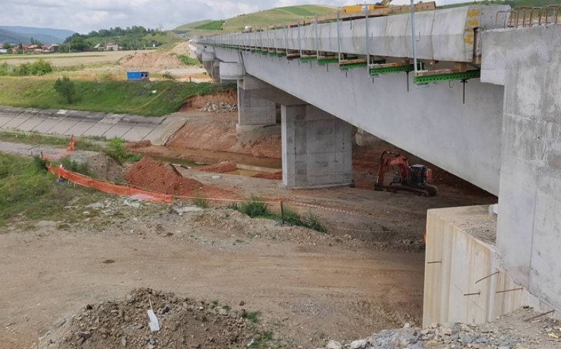 Asfalt pe podul ce trece autostrada peste Someş