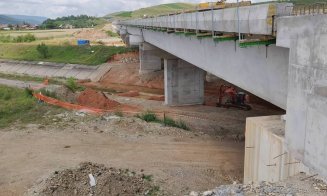 Asfalt pe podul ce trece autostrada peste Someş