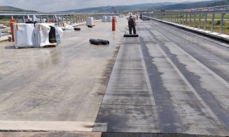 Asfalt pe podul ce trece autostrada peste Someş