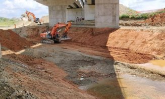 Asfalt pe podul ce trece autostrada peste Someş