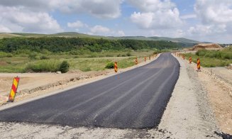 Asfalt pe podul ce trece autostrada peste Someş