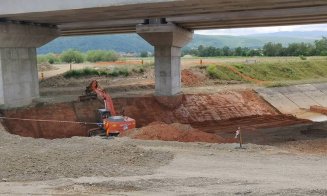 Asfalt pe podul ce trece autostrada peste Someş
