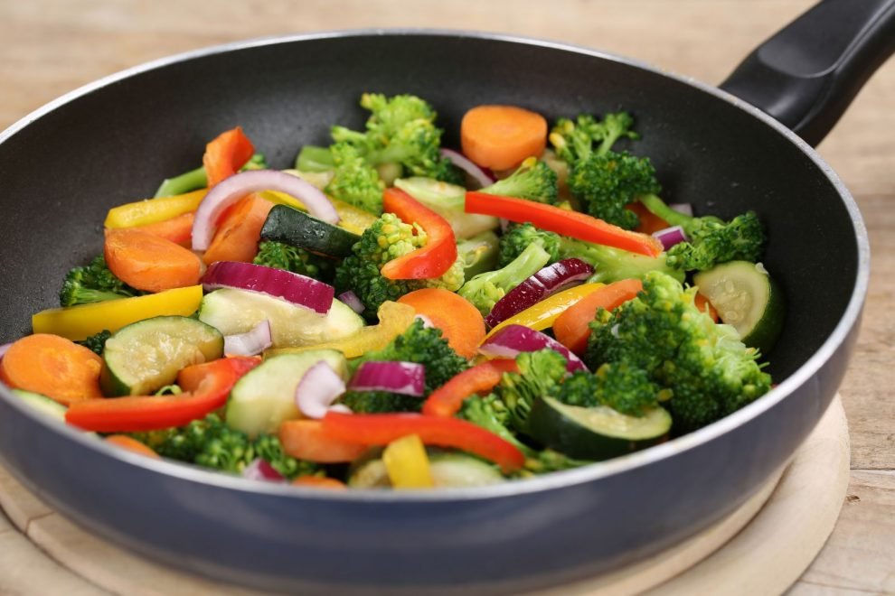 Știați că există cinci legume, care sunt mai sănătoase dacă le consumați gătite, decât crude?