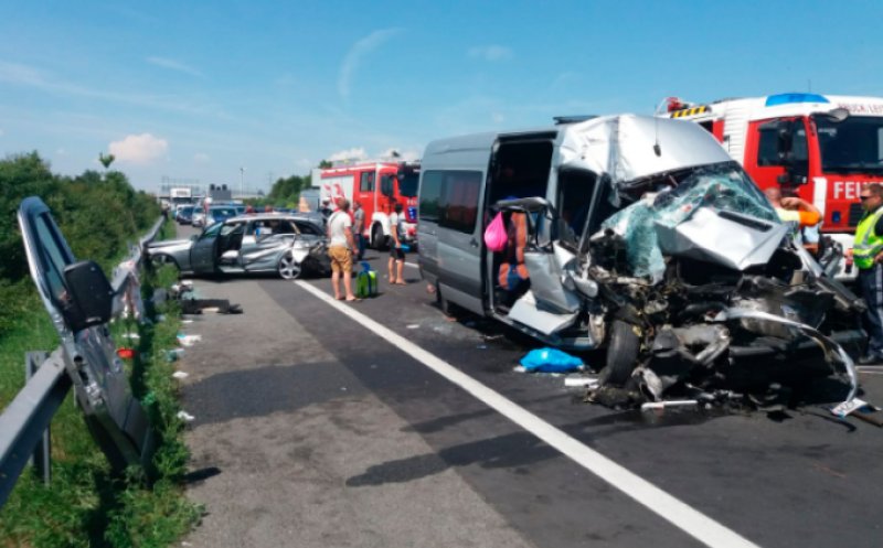 Microbuz cu români, implicat într-un accident în Austria: opt răniţi, dintre care trei, copii
