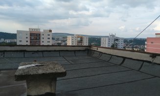 Incident teribil la Cluj: Un tânăr s-a prăbușit în gol de pe un bloc din Mănăștur FOTO