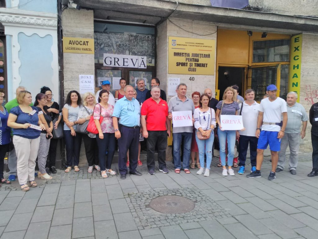 Angajaţii Direcţiei Judeţene pentru Sport şi Tineret Cluj, în grevă. Oamenii sunt nemulţumiţi de salarii