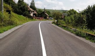 Marcaje rutiere pe drumul spre staţiunea Muntele Băişorii
