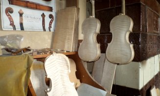 Meşterul clujean care făureşte instrumente muzicale precum străbunii noştri. Lutierul foloseşte doar lemn din munţii Carpaţi