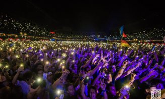 Mesajele anti PSD continuă la Untold. Participanţii au stat la rând ca să-şi facă poză, deşi la 5 metri era parcat un Rolls-Royce
