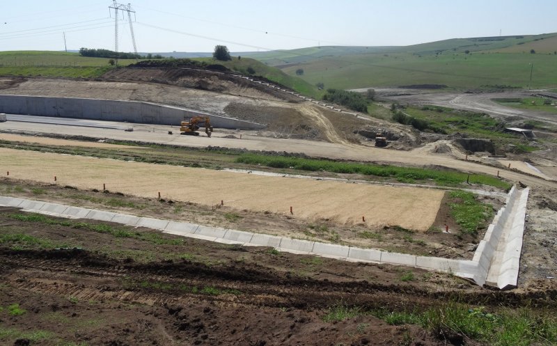 Asfalt pe un nou tronson al Autostrăzii Transilvania, în toamnă. Nu va fi însă deschis traficului