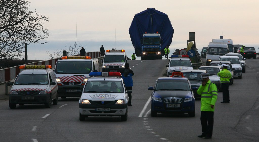 Atenție, șoferi! Patru transporturi agabaritice pe Autostrada Transilvania