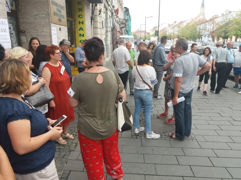 Grevă la Direcția Județeană pentru Sport și Tineret Cluj. Angajaţii au ieşit în stradă