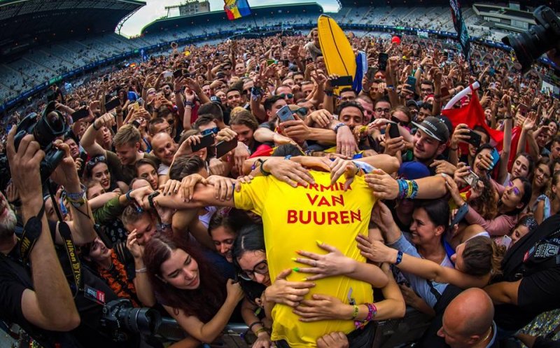 Armin van Buuren a postat un videoclip de la Untold. Ce mesaj le transmite fanilor români