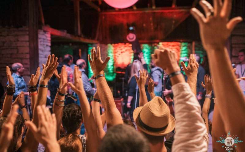 Musafiri din 20 de ţări la festivalul din şură de lângă Cluj. Se pregăteşte ediţia din 2019