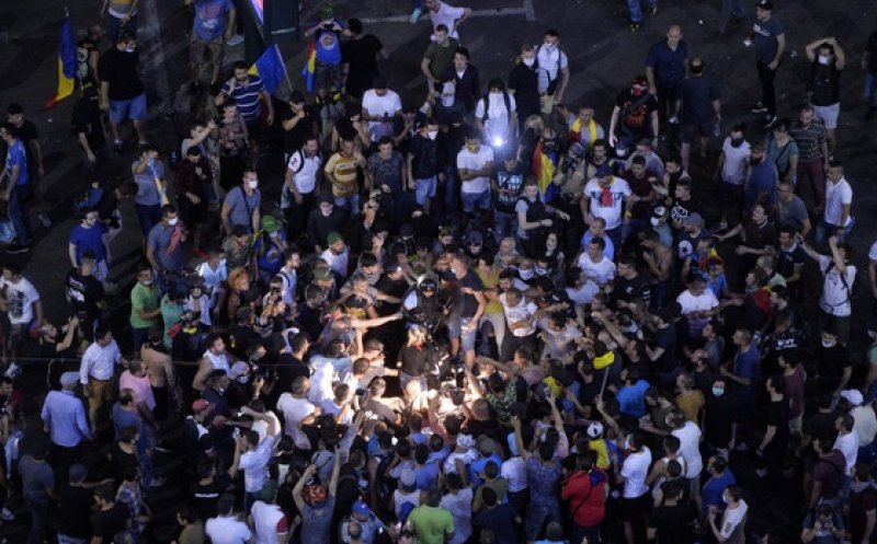Femeia jandarm lovită la protest, internată în spital. Ce spun medicii