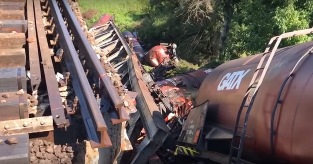 Un viaduct s-a rupt sub un tren încărcat cu biodiesel, mai multe vagoane au căzut într-o râpă