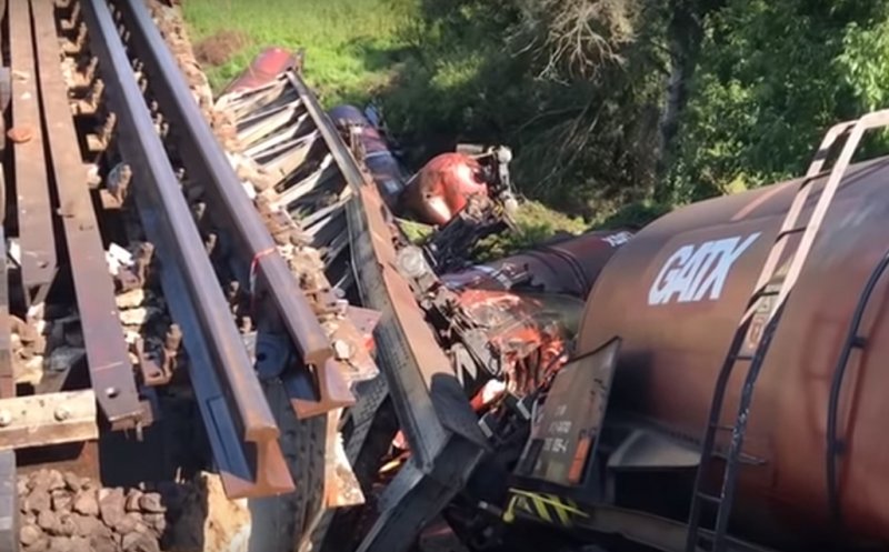Un viaduct s-a rupt sub un tren încărcat cu biodiesel, mai multe vagoane au căzut într-o râpă