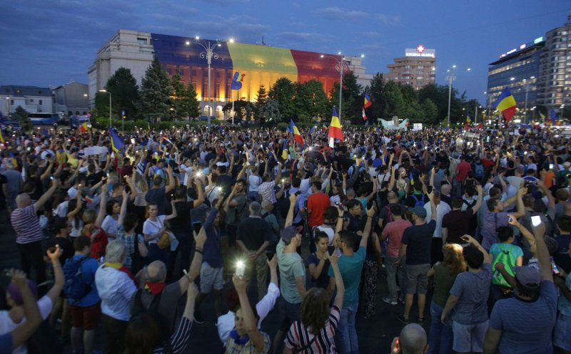 "Nu cedăm!" | Trafic restricţionat în zona Piaţa Victoriei. Protestatarii revin în faţa Guvernului