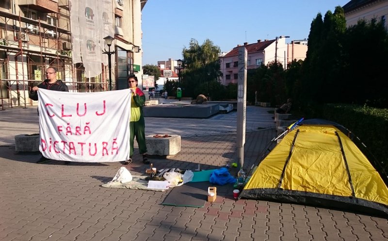 De veghe în... stradă! Protestatarii care au montat cortul în faţa Prefecturii Cluj au fost invitaţi la dialog