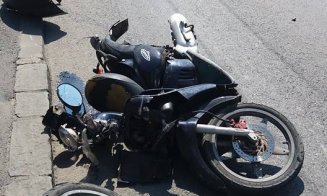 Cluj: Motoscuter făcut praf şi o maşină avariată. Tânărul care îl conducea s-a ales cu dosar penal
