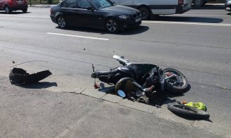 Cluj: Motoscuter făcut praf şi o maşină avariată. Tânărul care îl conducea s-a ales cu dosar penal