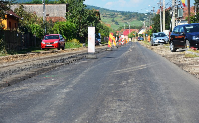 Asfalt pe drumul județean paralel cu Autostrada Transilvaniei