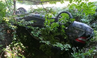 "Cascadorie" la Cluj: Şoferul rănit, maşina cu roţile-n sus