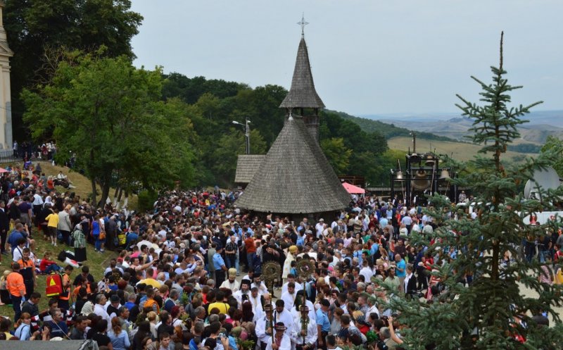 Zeci de mii de pelerini, aşteptaţi la Icoana făcătoare de minuni de la Mănăstirea Nicula