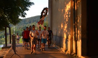 30.000 de pelerini la Mănăstirea Nicula. Se roagă la Icoana făcătoare de minuni şi înconjoară biserica