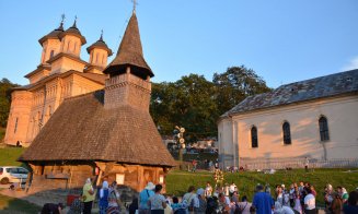 30.000 de pelerini la Mănăstirea Nicula. Se roagă la Icoana făcătoare de minuni şi înconjoară biserica