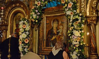 30.000 de pelerini la Mănăstirea Nicula. Se roagă la Icoana făcătoare de minuni şi înconjoară biserica